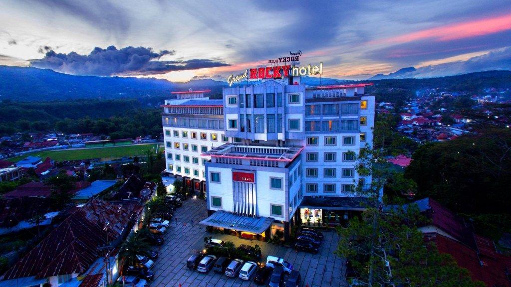 Grand Rocky Hotel Bukittinggi Esterno foto