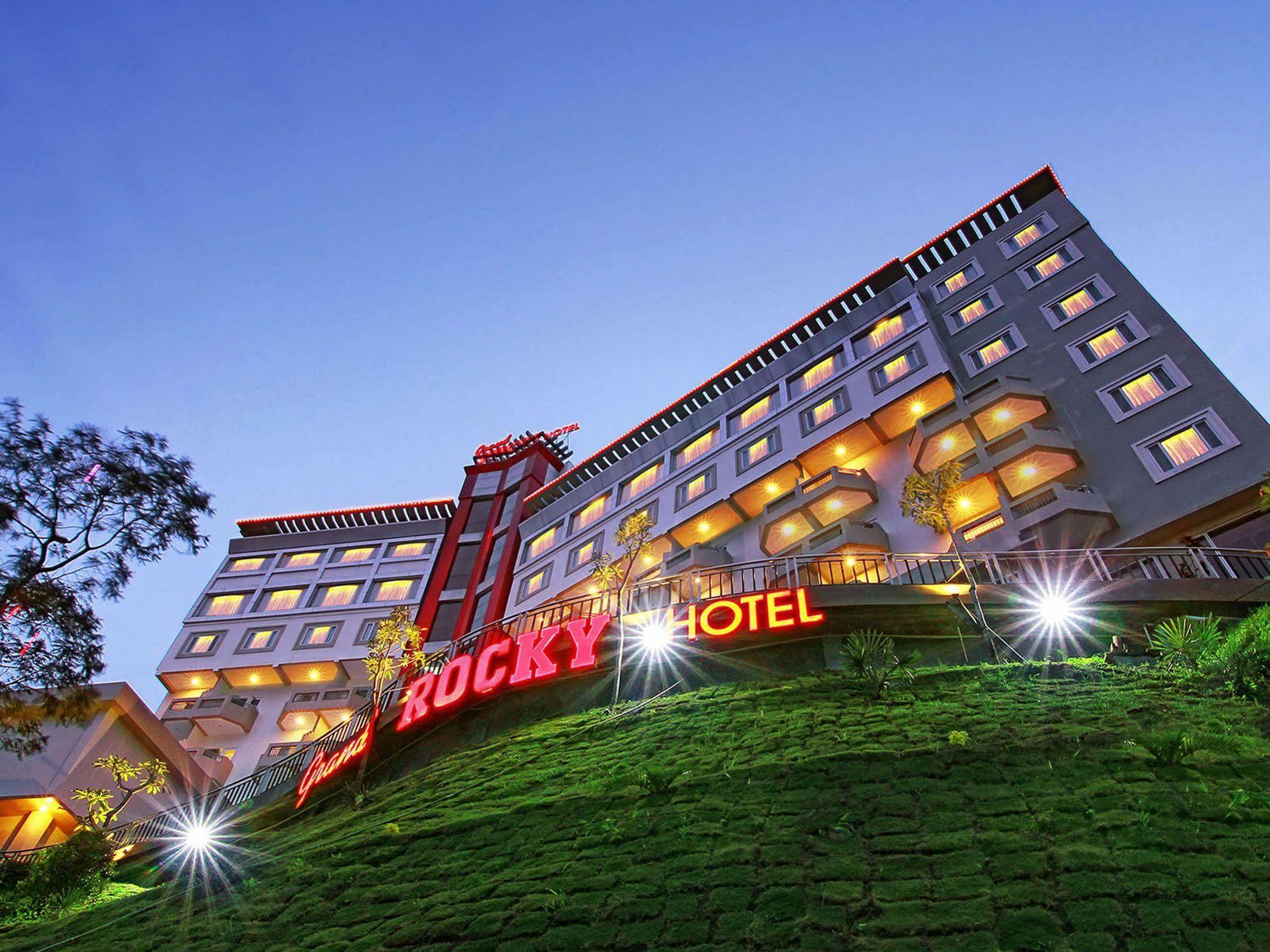 Grand Rocky Hotel Bukittinggi Esterno foto