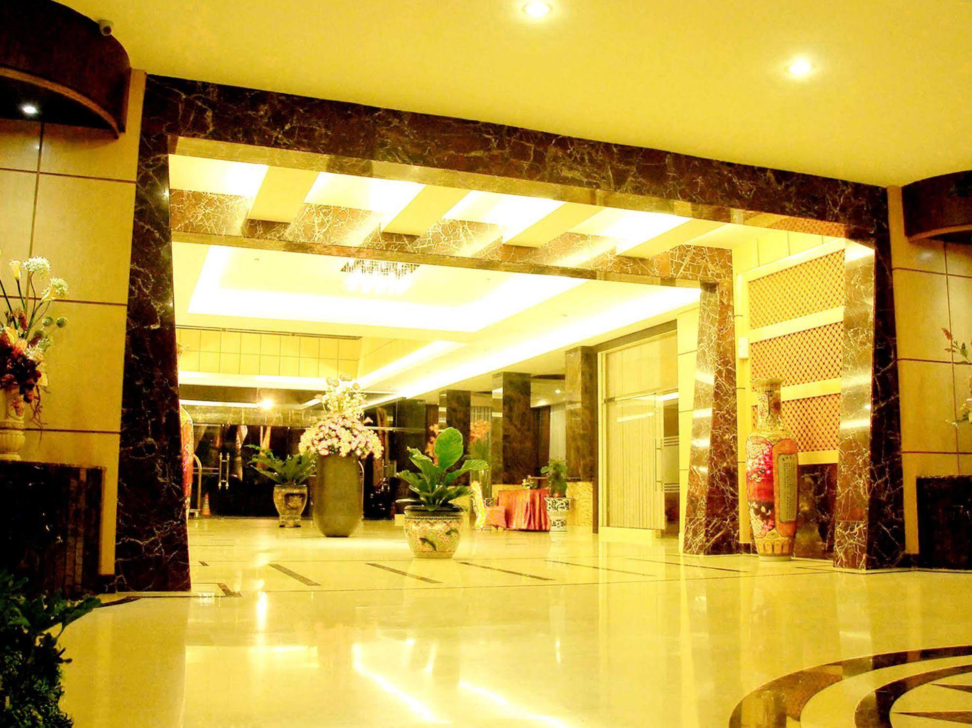 Grand Rocky Hotel Bukittinggi Esterno foto