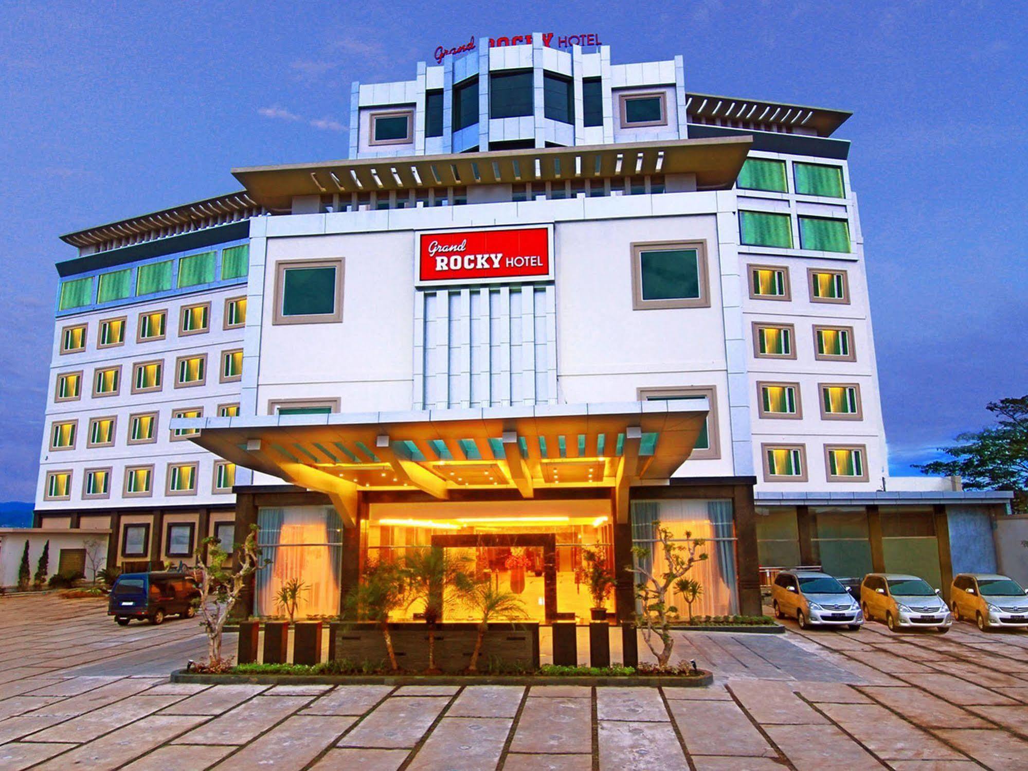 Grand Rocky Hotel Bukittinggi Esterno foto