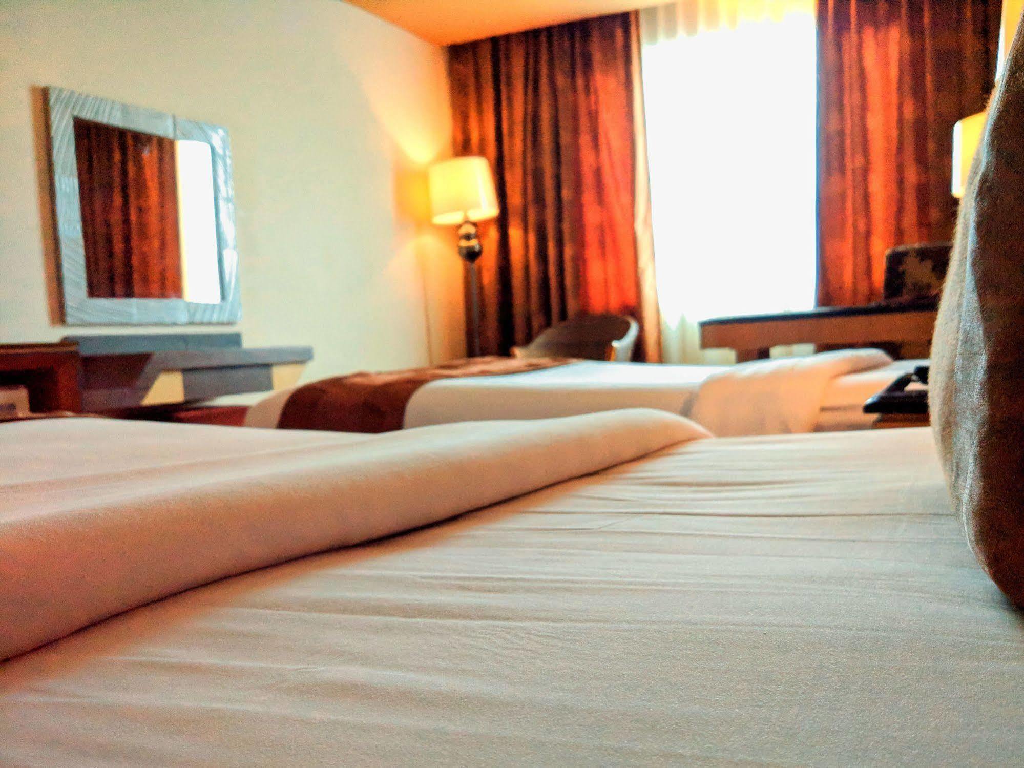Grand Rocky Hotel Bukittinggi Esterno foto