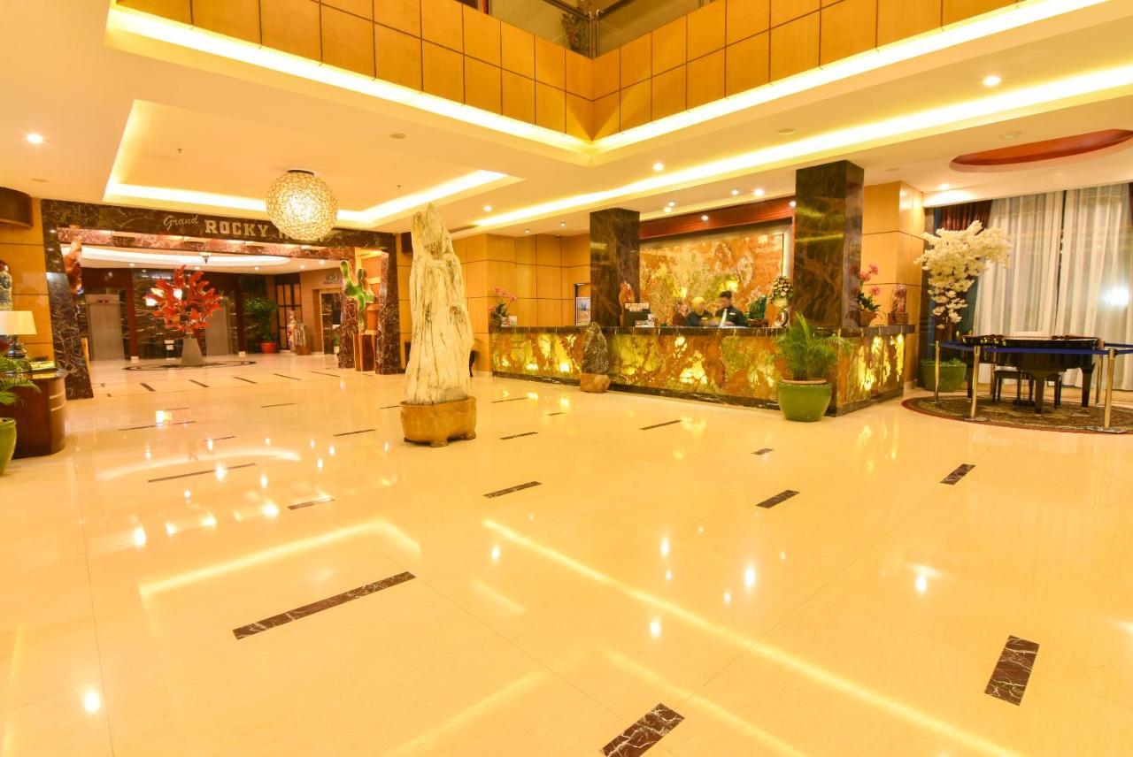 Grand Rocky Hotel Bukittinggi Esterno foto