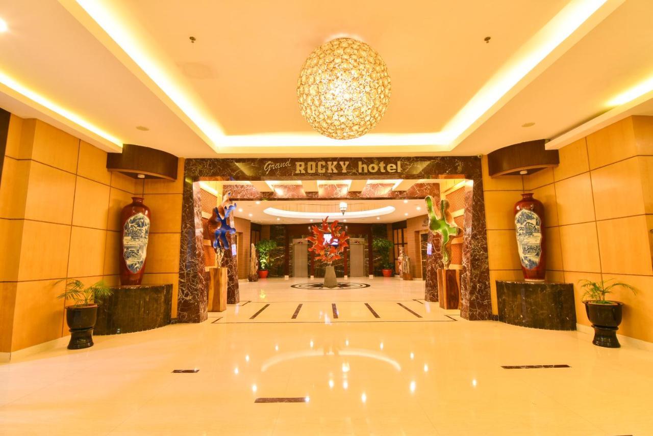 Grand Rocky Hotel Bukittinggi Esterno foto